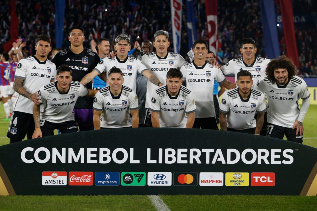 Formación de Colo-Colo frente a Cerro Porteño en la última fecha de la fase de grupos.