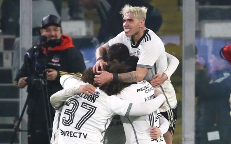 Jugadores de Colo-Colo celebrando un gol en el Estadio Monumental.