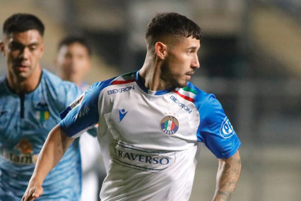 Nicolás Fernández con la camiseta blanca de Audax Italiano