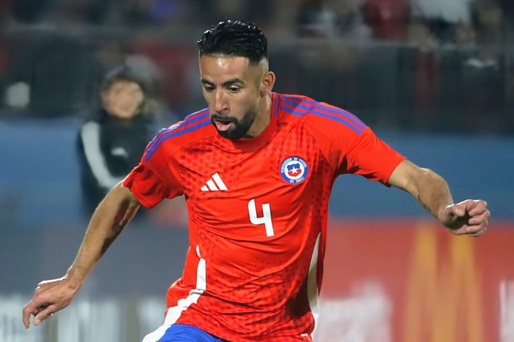 Mauricio Isla con la camiseta de la Selección Chilena en un amistoso frente a Paraguay.