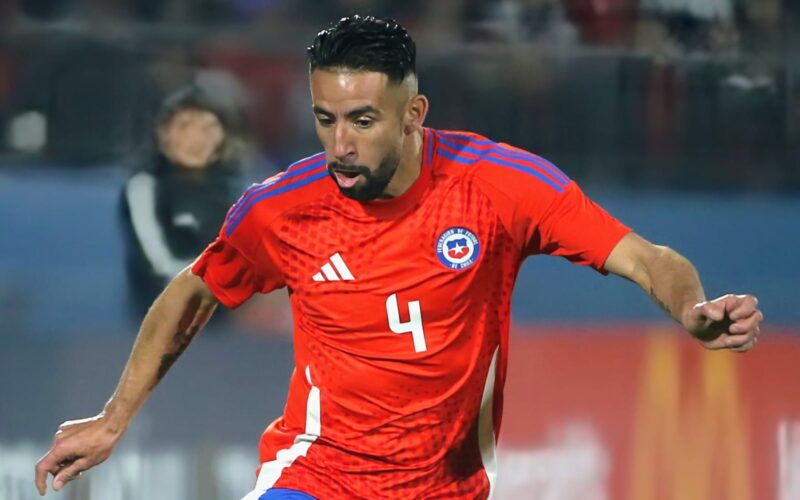 Mauricio Isla con la camiseta de la Selección Chilena en un amistoso frente a Paraguay.