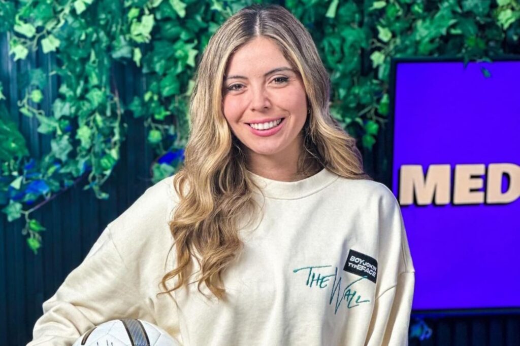 Verónica Bianchi sonriendo a la cámara en el programa Mediapunta