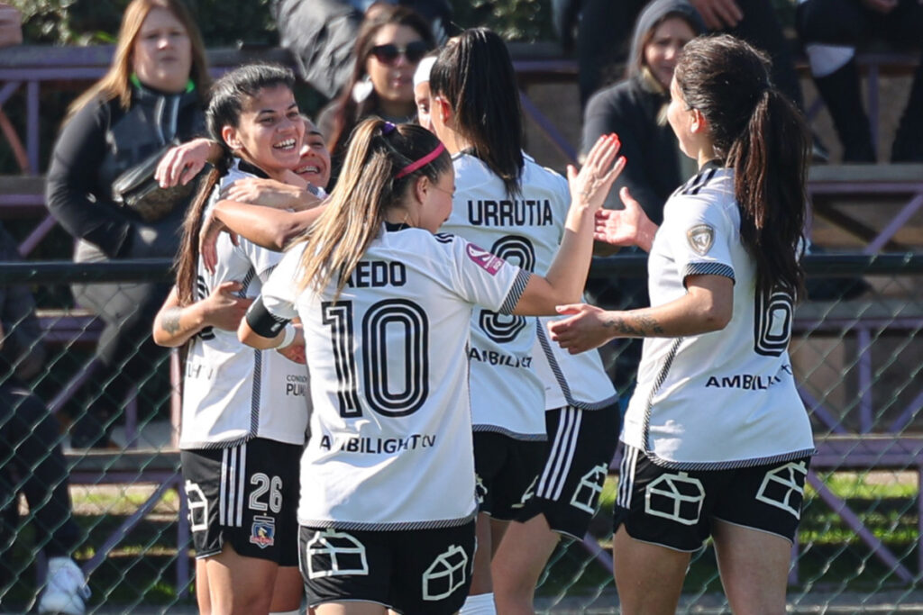 Jugadoras de Colo-Colo celebrando un gol frente a Santiago Morning.