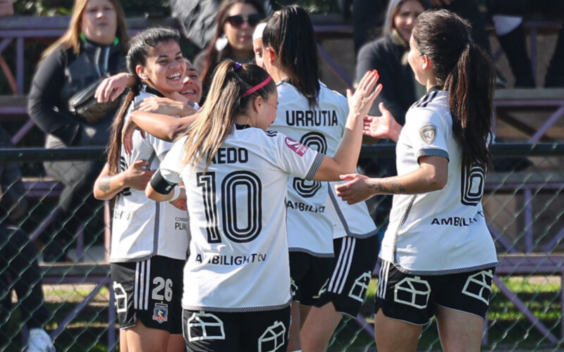 Jugadoras de Colo-Colo celebrando un gol frente a Santiago Morning.