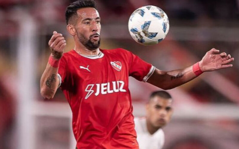 Primer plano al jugador de Independiente, Mauricio Isla.