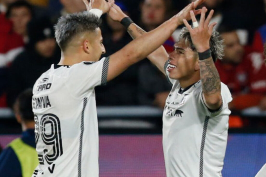 Los jugadores de Colo-Colo, Carlos Palacios y Guillermo Paiva durante un partido de Copa Libertadores.