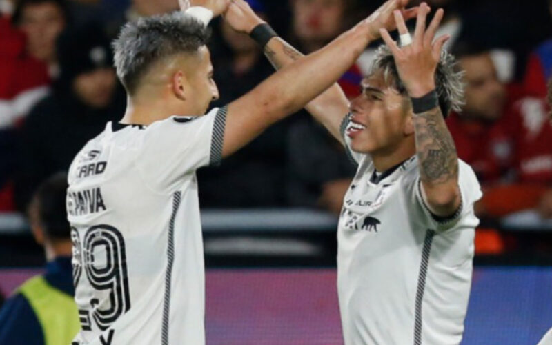 Los jugadores de Colo-Colo, Carlos Palacios y Guillermo Paiva durante un partido de Copa Libertadores.