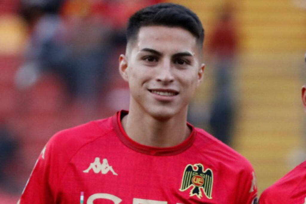 Primer plano al rostro de Jonathan Villagra con camiseta de Unión Española.