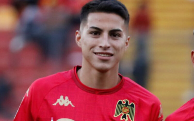 Primer plano al rostro de Jonathan Villagra con camiseta de Unión Española.