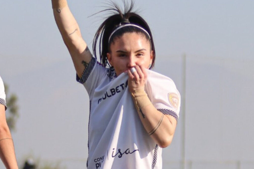 La jugadora de Colo-Colo, Javiera Grez, celebrando su gol frente a Audax Italiano.