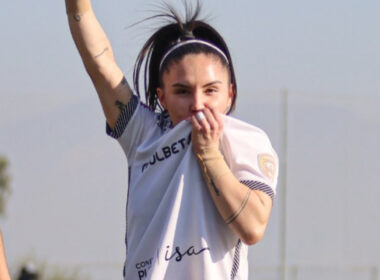 La jugadora de Colo-Colo, Javiera Grez, celebrando su gol frente a Audax Italiano.