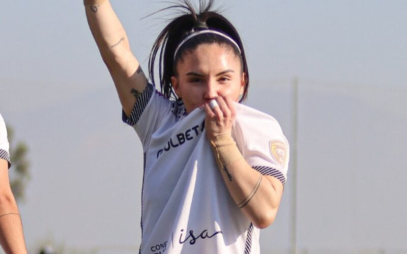 La jugadora de Colo-Colo, Javiera Grez, celebrando su gol frente a Audax Italiano.