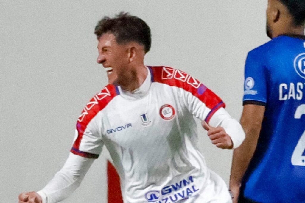 Pablo Parra celebrando su primer gol con Unión la Calera.