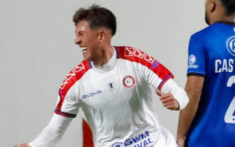 Pablo Parra celebrando su primer gol con Unión la Calera.