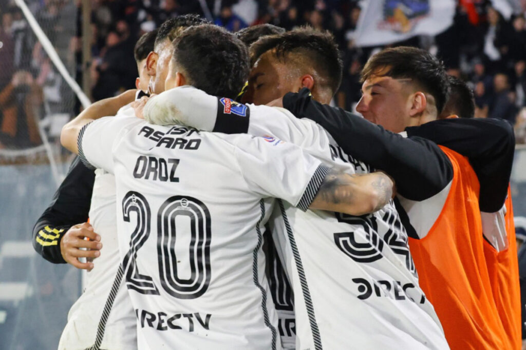 Jugadores de Colo-Colo celebrando un gol frente a O'Higgins.