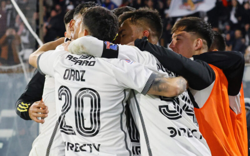 Jugadores de Colo-Colo celebrando un gol frente a O'Higgins.