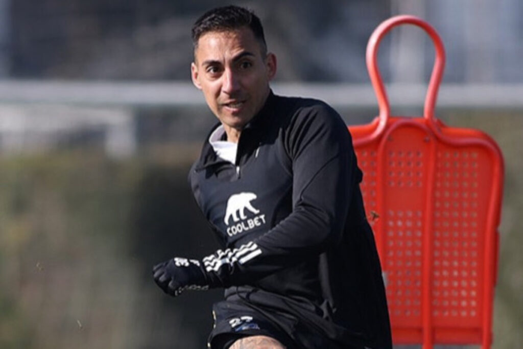 El delantero de Colo-Colo, Javier Correa, durante un entrenamiento.