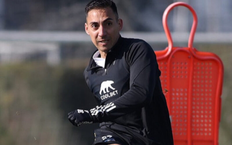 El delantero de Colo-Colo, Javier Correa, durante un entrenamiento.