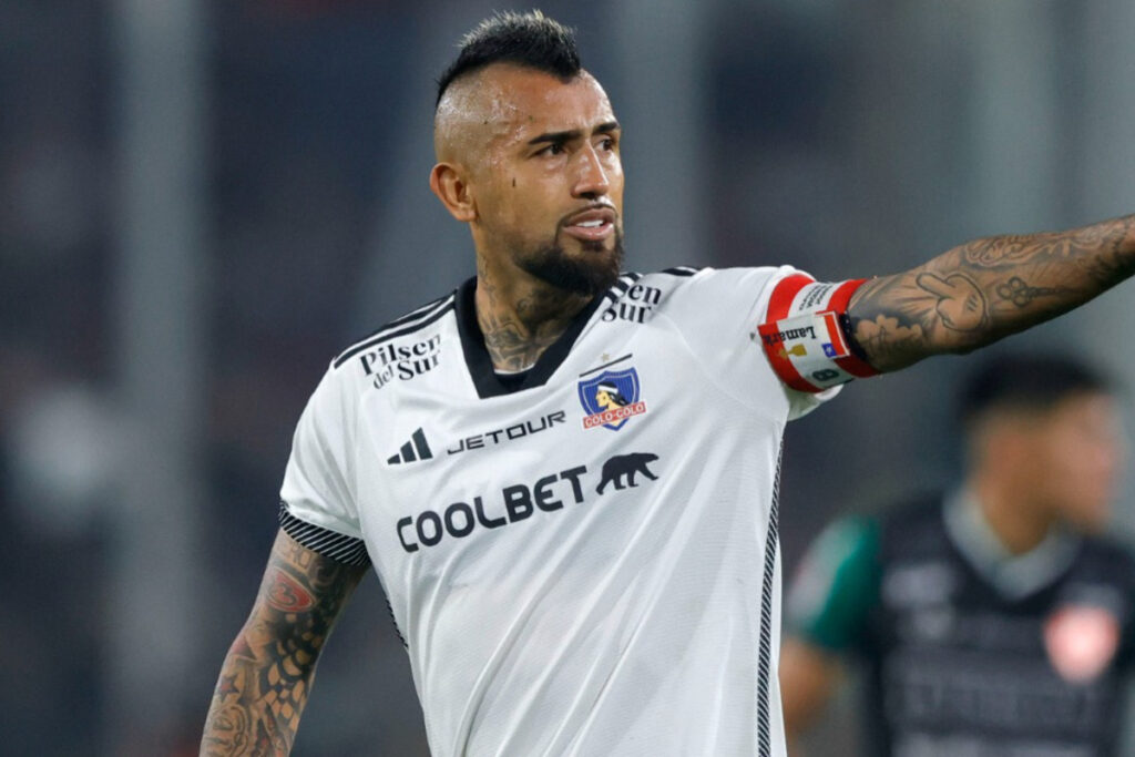 Primer plano al jugador de Colo-Colo, Arturo Vidal.