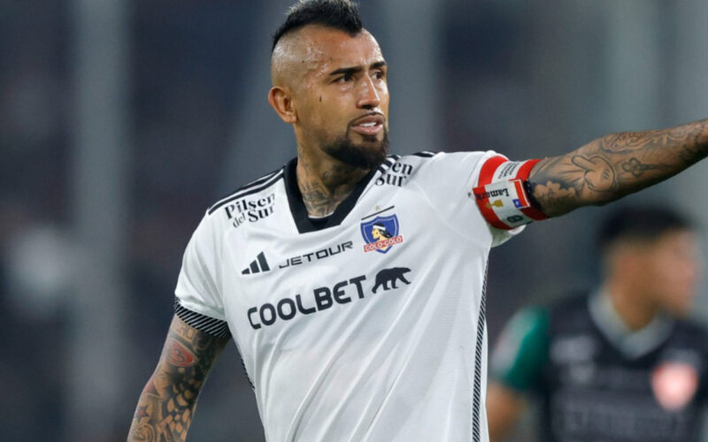 Primer plano al jugador de Colo-Colo, Arturo Vidal.