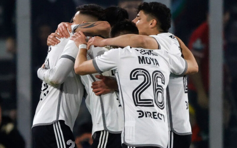 Jugadores de Colo-Colo celebrando un gol frente a O'Higgins.