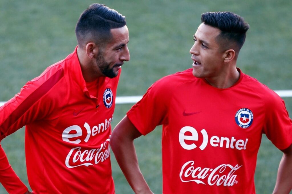 Mauricio Isla y Alexis Sánchez con indumentaria de la Selección Chilena.