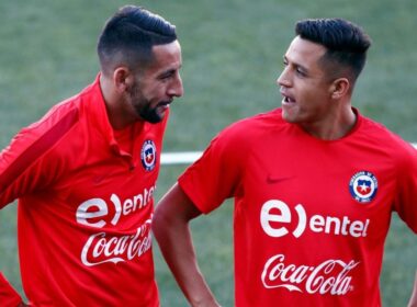 Mauricio Isla y Alexis Sánchez con indumentaria de la Selección Chilena.