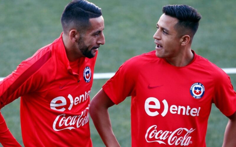 Mauricio Isla y Alexis Sánchez con indumentaria de la Selección Chilena.