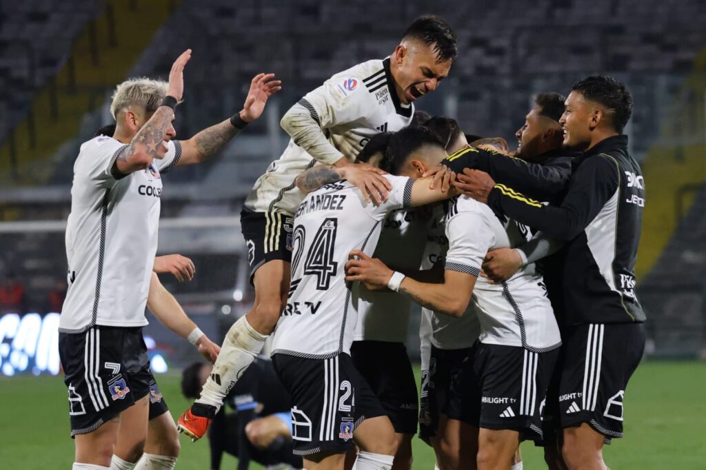 Jugadores de Colo-Colo celebrando un gol en el Estadio Monumental.