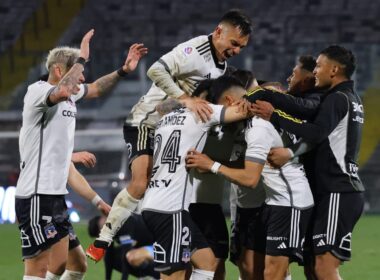 Jugadores de Colo-Colo celebrando un gol en el Estadio Monumental.