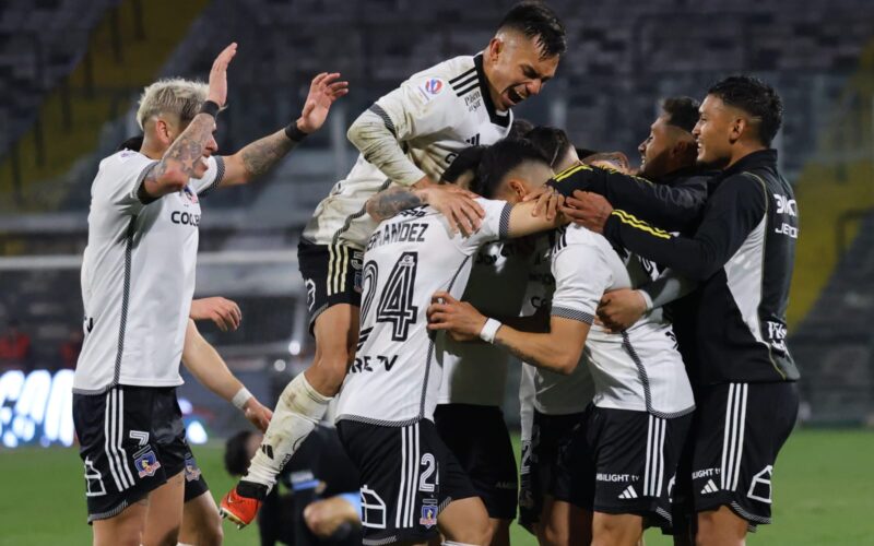 Jugadores de Colo-Colo celebrando un gol en el Estadio Monumental.