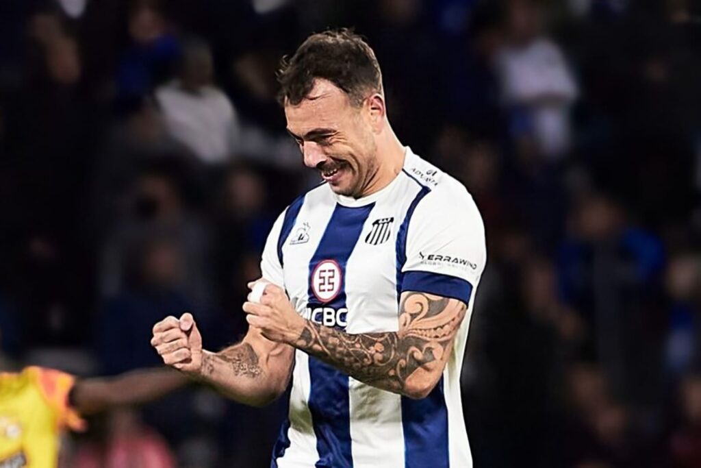 Matías Catalán celebrando con la camiseta de Talleres de Córdoba.