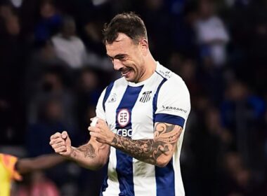 Matías Catalán celebrando con la camiseta de Talleres de Córdoba.