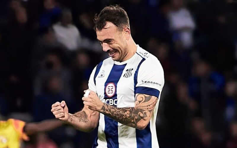 Matías Catalán celebrando con la camiseta de Talleres de Córdoba.