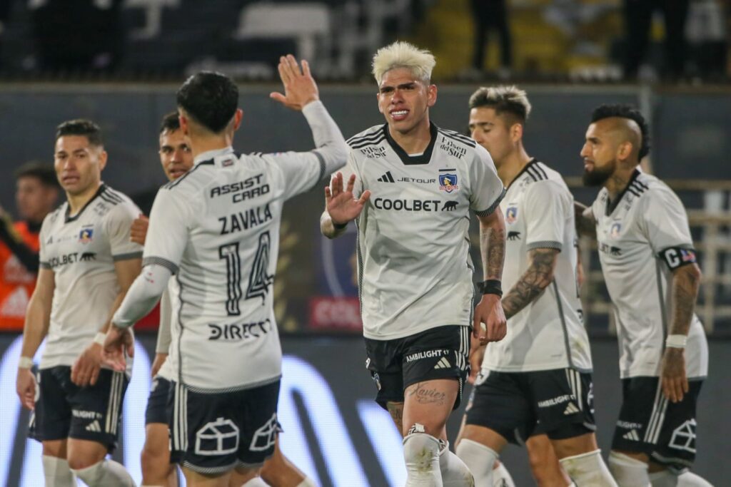 Plantel de Colo-Colo celebrando un gol.