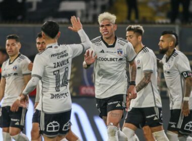 Plantel de Colo-Colo celebrando un gol.