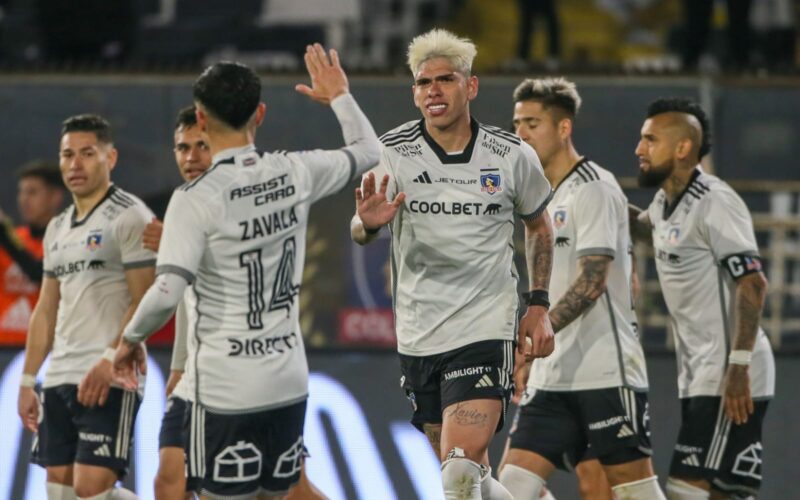 Plantel de Colo-Colo celebrando un gol.