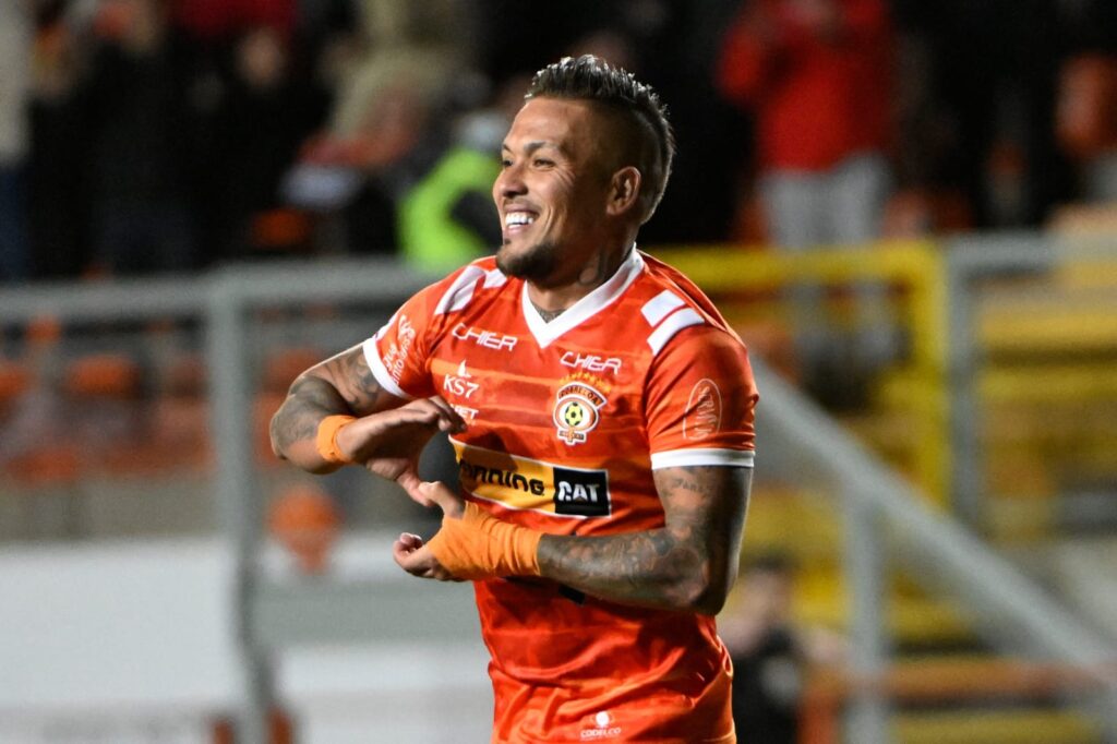 Javier Parraguez celebrando un gol con la camiseta de Cobreloa.