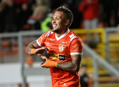 Javier Parraguez celebrando un gol con la camiseta de Cobreloa.