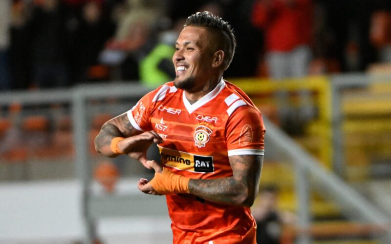 Javier Parraguez celebrando un gol con la camiseta de Cobreloa.