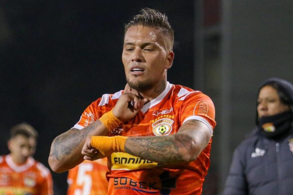 Javier Parraguez celebrando un gol con la camiseta de Cobreloa.