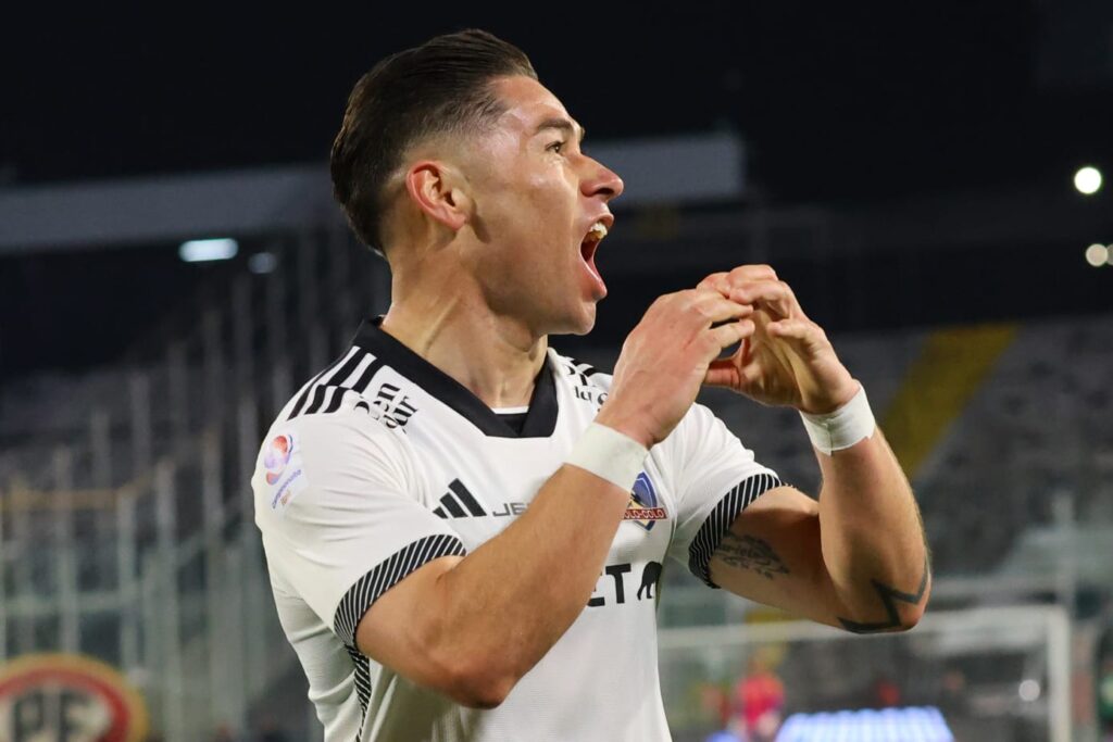 Óscar Opazo celebrando su gol con Colo-Colo contra O´Higgins de Rancagua.