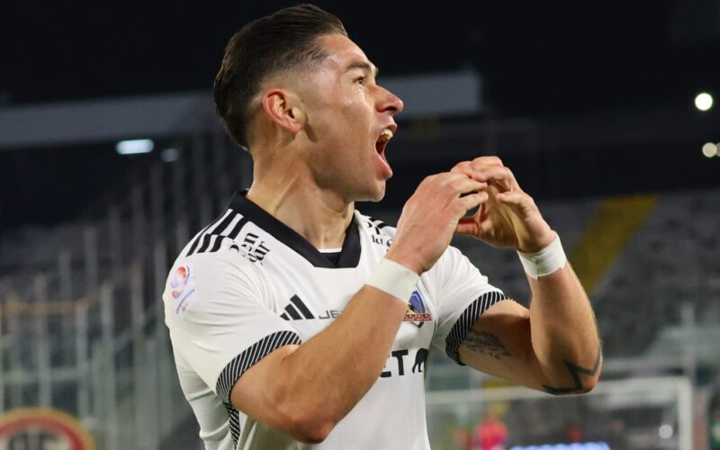 Óscar Opazo celebrando su gol con Colo-Colo contra O´Higgins de Rancagua.