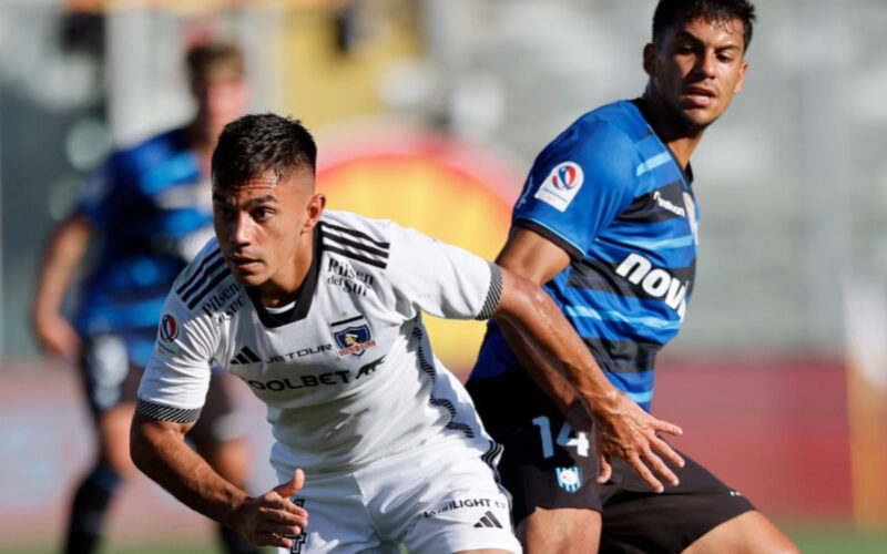 El jugador de Colo-Colo, Vicente Pizarro, durante el partido frente a Huachipato.