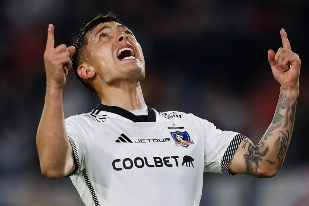 El jugador de Colo-Colo, Cristián Zavala, celebrando un gol.