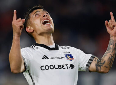 El jugador de Colo-Colo, Cristián Zavala, celebrando un gol.