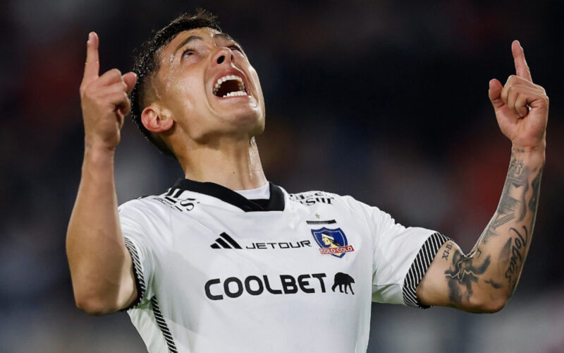 El jugador de Colo-Colo, Cristián Zavala, celebrando un gol.