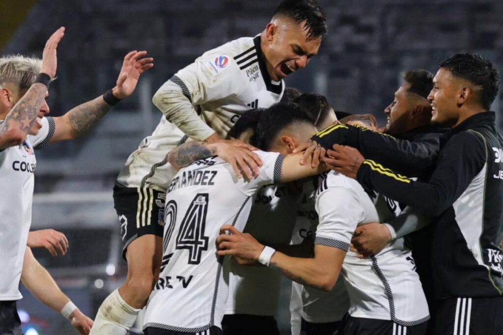 Jugadores de Colo-Colo celebrando un gol frente a O'Higgins.