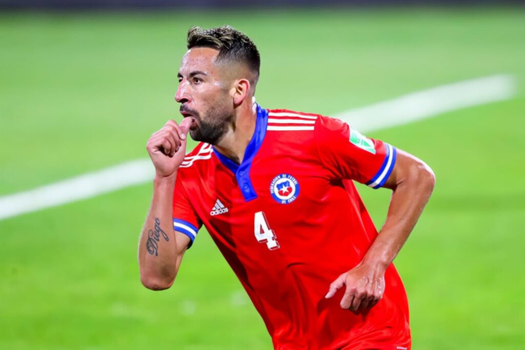 Mauricio Isla celebrando un gol con la Selección Chilena.