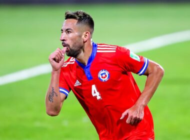 Mauricio Isla celebrando un gol con la Selección Chilena.